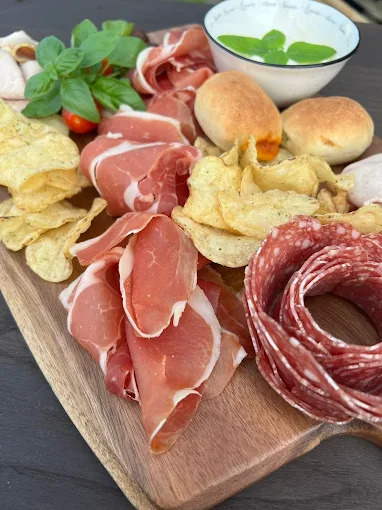 Reichhaltige Käseplatte mit verschiedenen Sorten